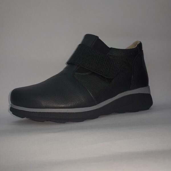 Botitas de cuero con cierre y velcro