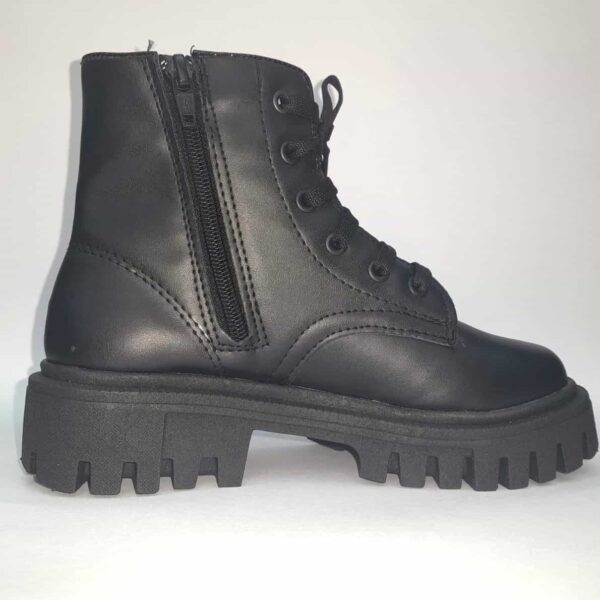 Borcegos Eco cuero negro con cierre y cordones detalle corazon suela tractor para niñas Pians